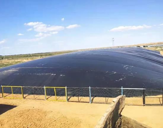 Minh họa giải pháp gia cố nền đất yếu cho bể biogas composite bằng vải địa kỹ thuật và lớp cát đệm.